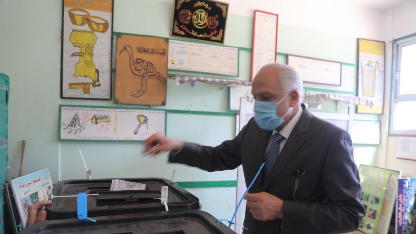 محافظ الجيزة يدلي بصوته في انتخابات النواب بمدرسة أم الأبطال الثانوية