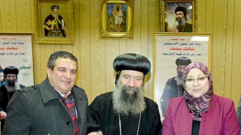 نائب محافظ القاهرة تزور كنيسة الانبا برسوم وتهنىء الانبا بسنتى