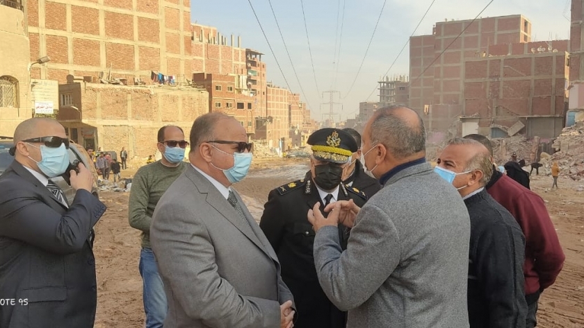 محافظ القاهرة: إزالة 516 عقارا أسفل خطوط الضغط العالي بإجمالي 1411 أسرة
