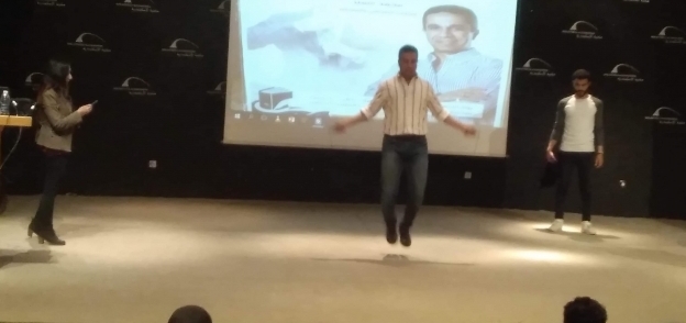 "محمد سمير" يقفز الحبل 108 عدة ويكافئ أحد الحضور بمبلغ 200 جنيه