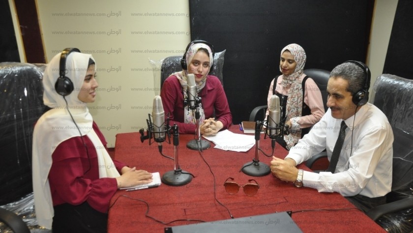 رئيس جامعة القناة راديو الجامعة تجربة رائدة بالجامعات المصرية .