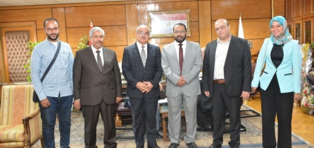 رئيس جامعة أسيوط يستقبل الدكتور محمد حساني المدير التنفيذي للجنة القومية لمكافحة الفيروسات الكبدية ومدير مبادرة 100 مليون صحة