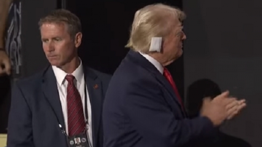 ترامب يظهر والضمادة تغطي أذنه