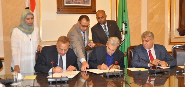 محافظ الجيزة ورئيس جامعة القاهرة خلال توقيع بروتوكول تعاون