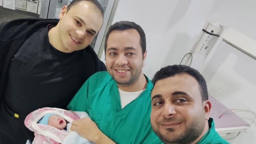المولود وطبيب النساء والولاده محمد الحوفي وطبيب الأطفال وطبيب آخر