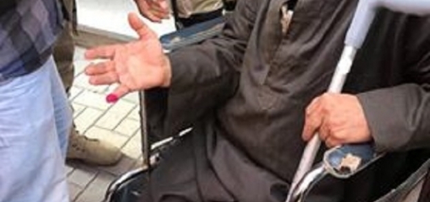 بعكازه وكرسيه المتحرك.. "بدوي" يتغلب على مرضه للمشاركة في الاستفتاء
