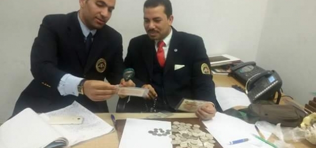 جمارك مطار برج العرب تضبط محاولة تهريب مجموعة من العملات الأثرية 