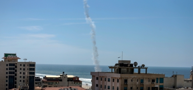 عمود من الدخان يتصاعد من موقع فى غزة قصفته طائرة إسرائيلية