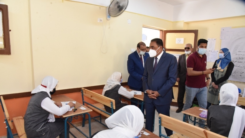 محافظ مطروح خلال تفقد لجان امتحانات الشهادة الاعدادية بمدرسة السيدة عائشة بنات