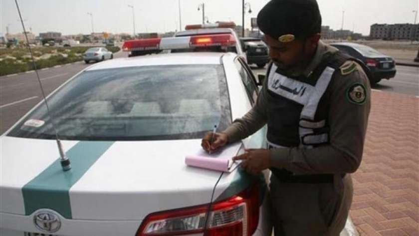 المرور السعودي خلال إصدار مخالفة مرورية