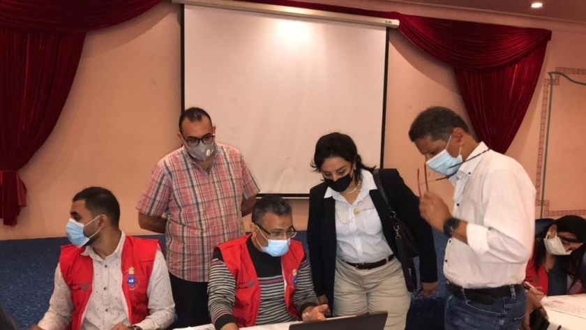 نائب وزير السياحة تزور البحر الأحمر لمتابعة تطعيم العاملين ضد كورونا