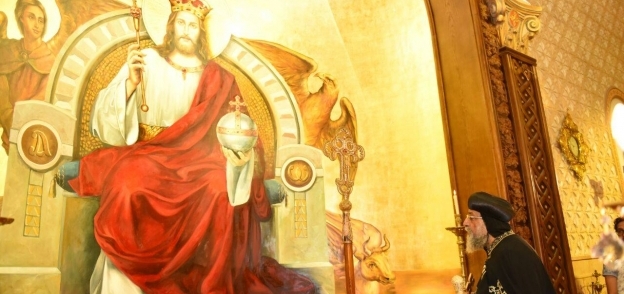 الكنيسة تنشر ألبوم صور للبابا مع تمثال "مريم العذراء"