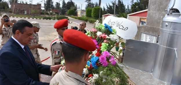 آمنة وقائد الفرقة العاشرة يضعان إكليل الزهور على النصب التذكارى