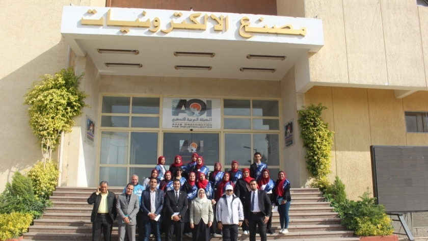 طلاب جامعة القاهرة في زيارة لمصنع الإلكترونيات