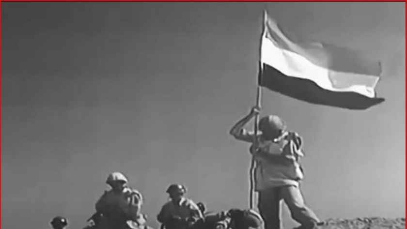صورة أرشيفية لرفع العلم على الضفة الشرقية