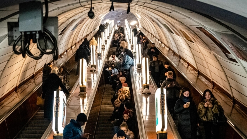 مواطنون أوكرانيون يحتمون بمحطة مترو كييف