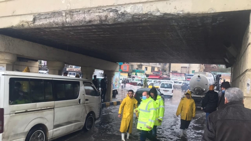 رئيس شركة الصرف الصحي يتابع كسح مياه الأمطار بنفق المندرة بالإسكندرية