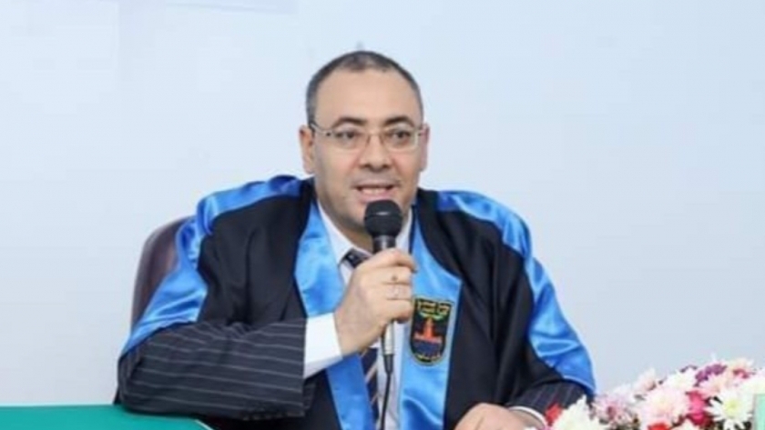 الدكتور علي مجاهد القائم بأعمال عميد كلية التجارة بجامعة كفر الشيخ