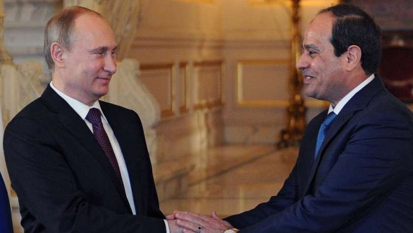 الرئيس عبدالفتاح السيسي يصافح الرئيس الروسي بوتين