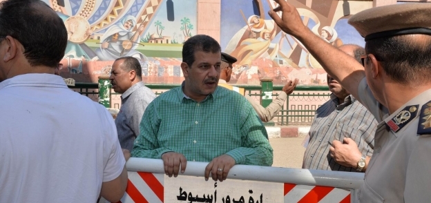 سكرتير عام محافظة أسيوط يتابع تغيير المسارات المرورية