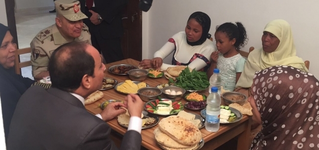 الرئيس عبد الفتاح السيسي يتناول إفطار مع إحدى الأسر البسيطة بغيط العنب