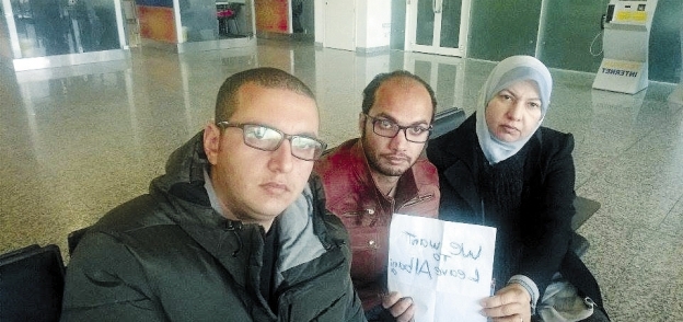 أفراد الأسرة المصرية أثناء احتجازهم فى مطار «تيرانا»