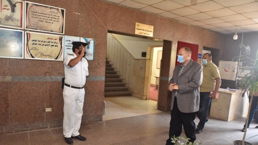 محافظ أسيوط يزور مركز شرطة ساحل سليم ويتفقد الخدمات الأمنية للتهنئة بعيد الاضحى المبارك
