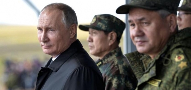 الرئيس الروسي فلاديمير بوتين مع وزير الدفاع