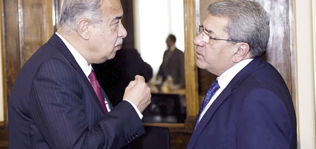 رئيس الوزراء شريف إسماعيل في أحد اجتماعاته بوزير المالية