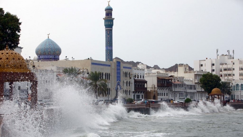 إعصار شاهين يضرب الساحل العماني
