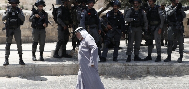 قوات الاحتلال تحاصر المسجد الأقصى