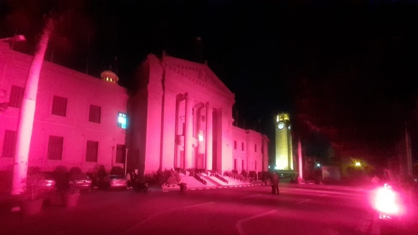 إنارة قبة جامعة القاهرة باللون الأحمر احتفالا باليوم العالمي لأمراض القلب