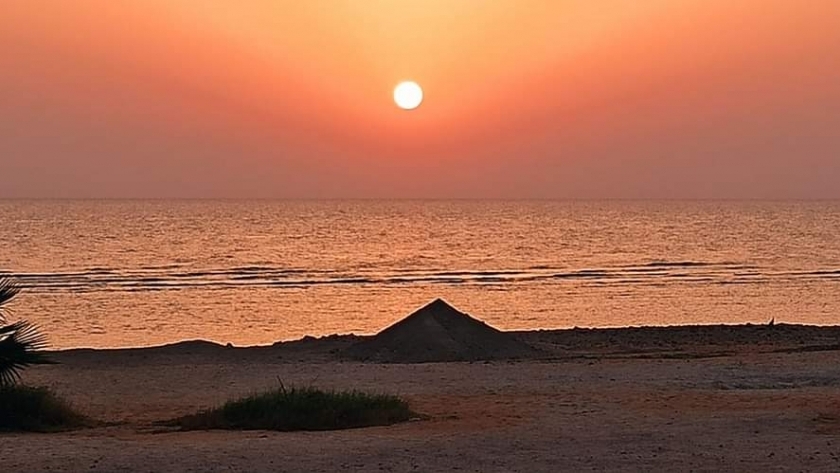 شروق الشمس على شواطئ مرسى علم