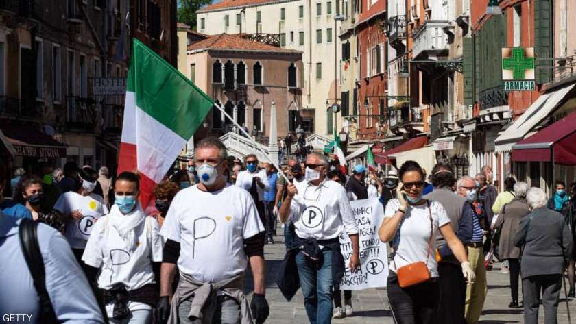 إيطاليا تتحول من "رمز للوباء" إلى "نموذج للصمود" في مكافحة كورونا