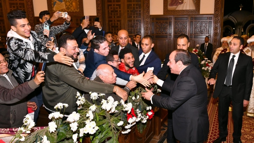 الرئيس عبدالفتاح السيسى يصافح عدداً من المصلين ويهنئهم بعيد الميلاد
