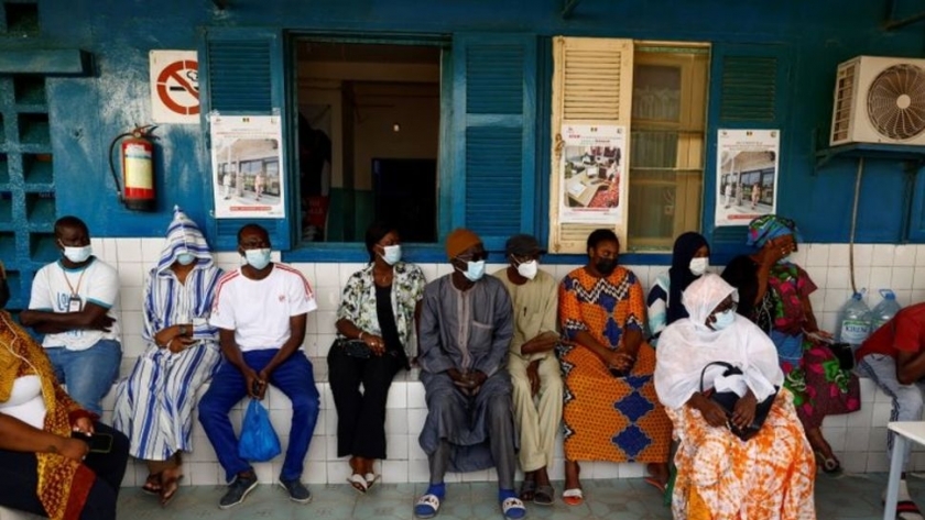 سنغاليون أثناء الانتظار لتلقي جرعة من لقاح كورونا في مستشفى بداكار