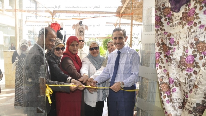 رئيس جامعة القناه يفتتح منفذ بيع منتجات أهالى قرية الفردان بالجامعة.