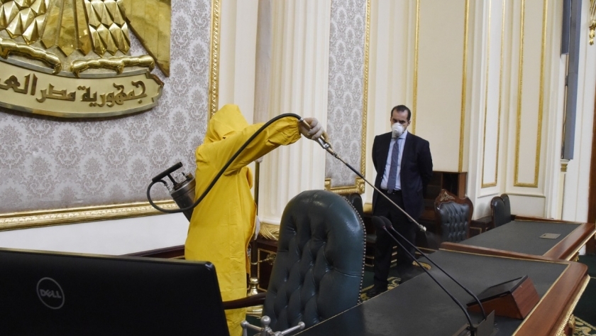 الأمين العام لمجلس النواب يتفقد تعقيم القاعة استعدادًا للجلسات المقبلة