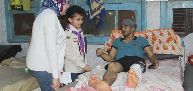 اطفال الكشافة بنادي المنيا يوزعون هدايا بالمستشفيات