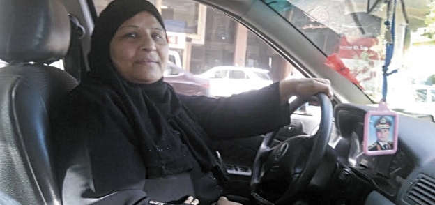 «أم أحمد» تعمل سائقة لتنفق على أطفالها