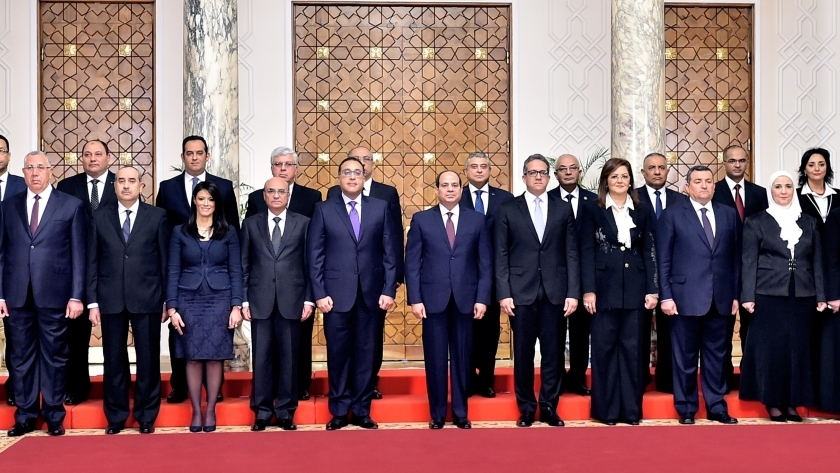 الرئيس عبدالفتاح السيسي مع الوزراء الجدد