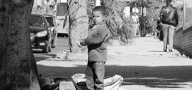 أحد الأطفال ينتظر مساعدة من المارة