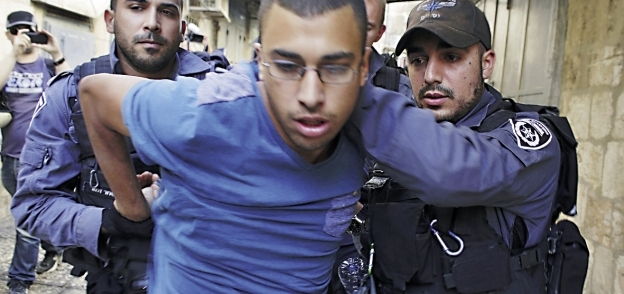 قوات الأمن الإسرائيلية تعتقل شابا «فلسطينيا» خلال مظاهرة احتجاج