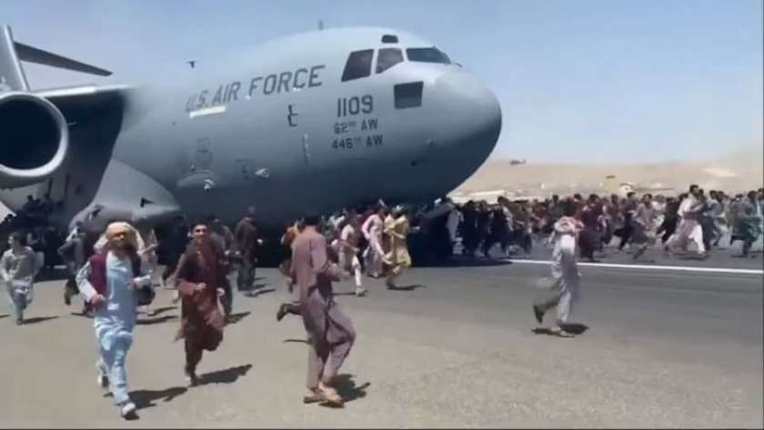 تدافع الأفغان على طائرة إجلاء أمريكية بمطار كابول