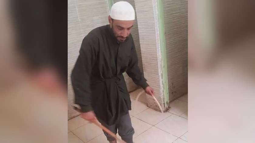 الشيخ عبد الناصر الشافعي خلال تنظيف المسجد