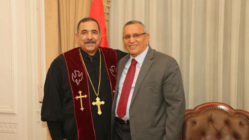 رئيس الوفد يستقبل راعي الكنيسة المعمدانية بمغاغة