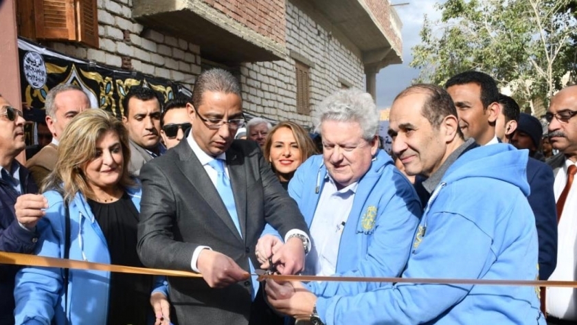 محافظ الروتاري والفيوم يقصان شريط افتتاح أعمال تطوير قرية "الريان"