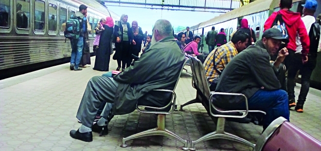 أوقات طويلة يقضيها المصريون فى انتظار تحرك القطارات