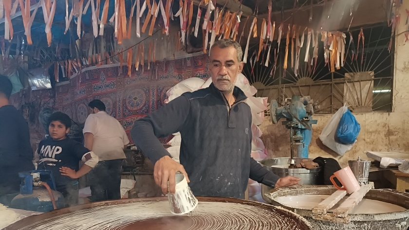 حسن يصنع الكنافة اليدوي في الإسكندرية