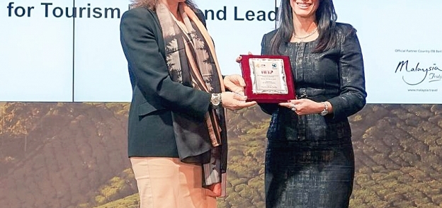 رانيا المشاط تتسلم جائزة من المنظمة الدولية للسلام والسياحة IIPT